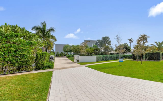 7810 S Flagler Dr 006