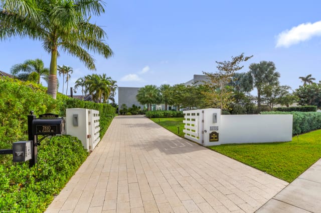 7810 S Flagler Dr 007