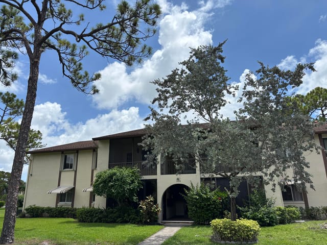 335 Knotty Pine Circle D2, Greenacres, FL 33463