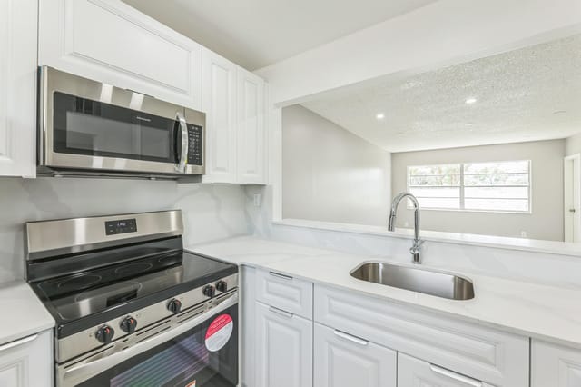 10_5102_NW_36th_St_Lauderdale_Lakes_FL_3
