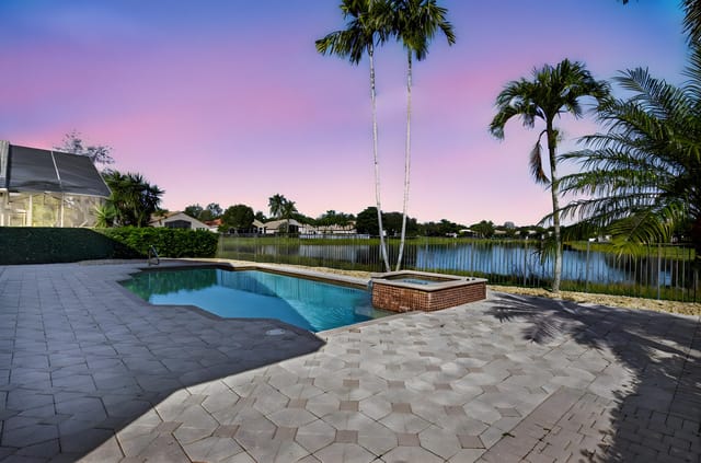 TWILIGHT POOL AND SPA