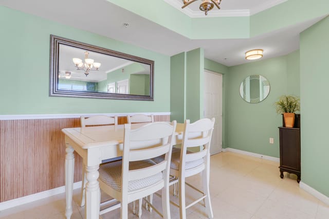 Entryway/Dining Area