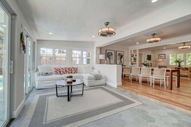 familyroom_dining