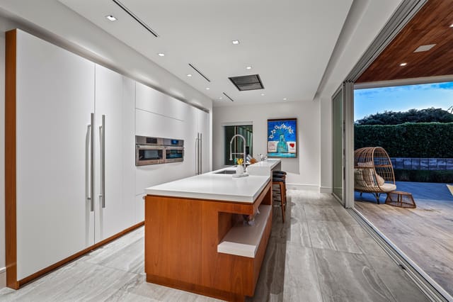 KITCHEN_LOOKING_IN_DT