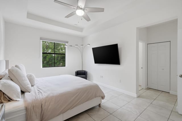 VERY HIGH CEILINGS & BIG WINDOWS
