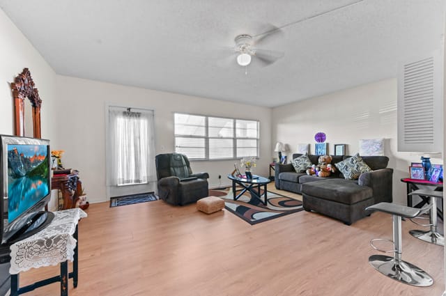 07 Livingroom 02