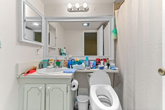 17 Bathroom 01