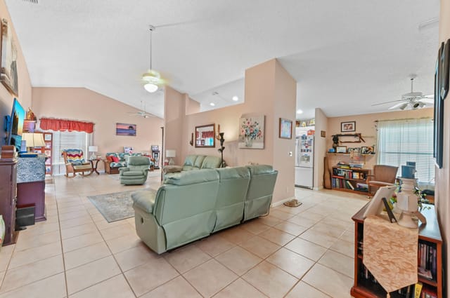 06 Living room 01