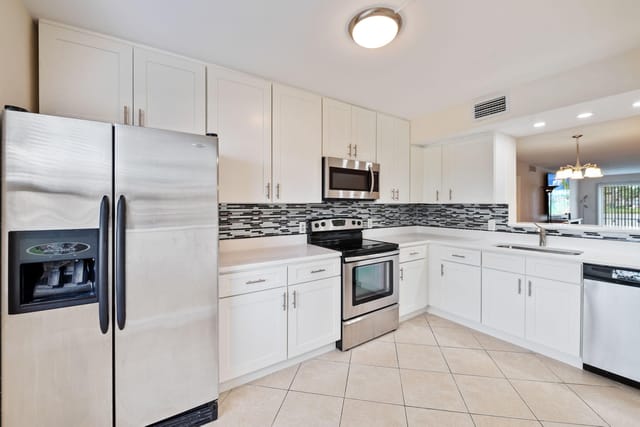 13-web-or-mls-1090-guilford-e