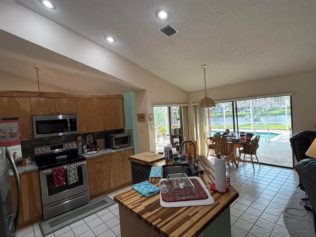 the kitchen and eat in area