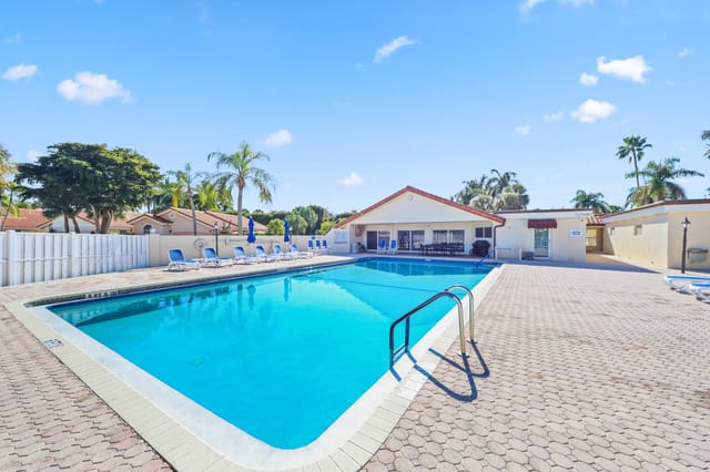 5125 Columbo Ct - Community Pool