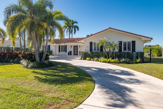 © Clark-7025 Pine Tree Lane-004