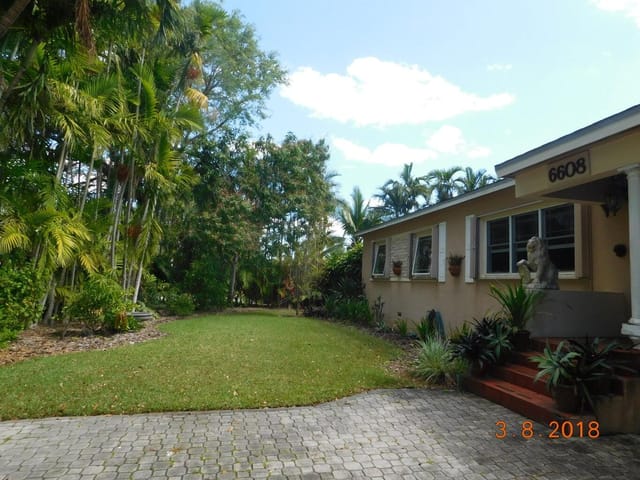 frontentrancemiaminearsteps