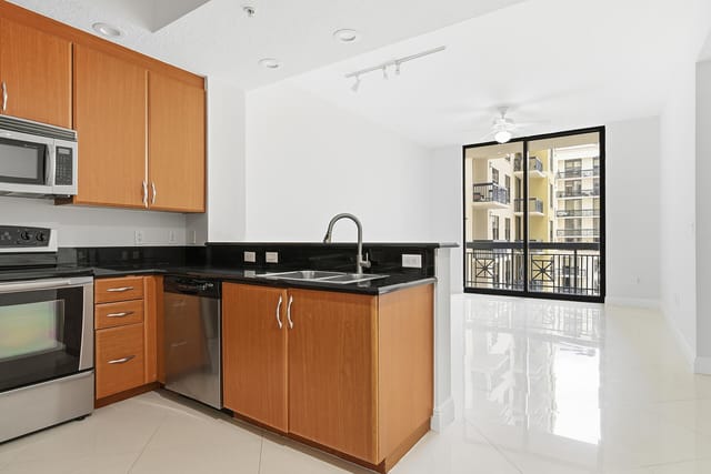 701-S-OLIVE-AVE-UNIT-1010-33401-001