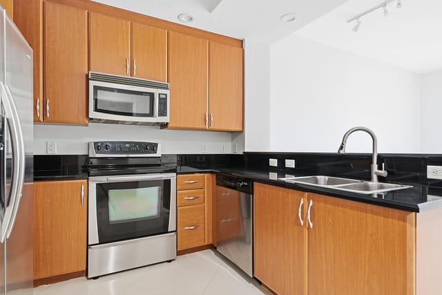 701-S-OLIVE-AVE-UNIT-1010-33401-002