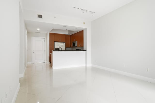 701-S-OLIVE-AVE-UNIT-1010-33401-009