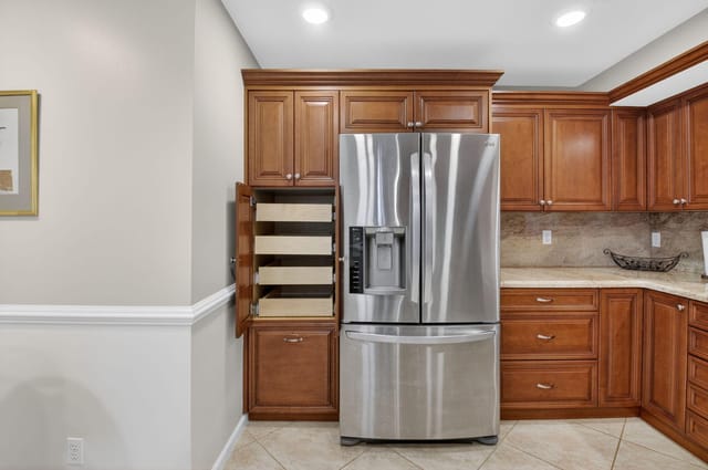 PANTRY WITH PULL OUTS