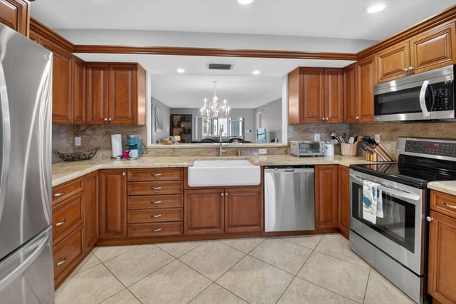KITCHEN WITH LOTS OF WORKSPACE