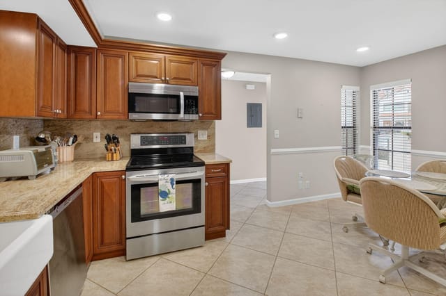 LARGE KITCHEN