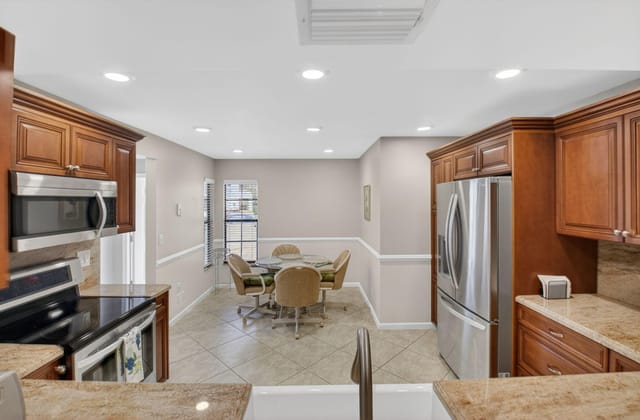 FULL KITCHEN WITH BREAKFAST NOOK