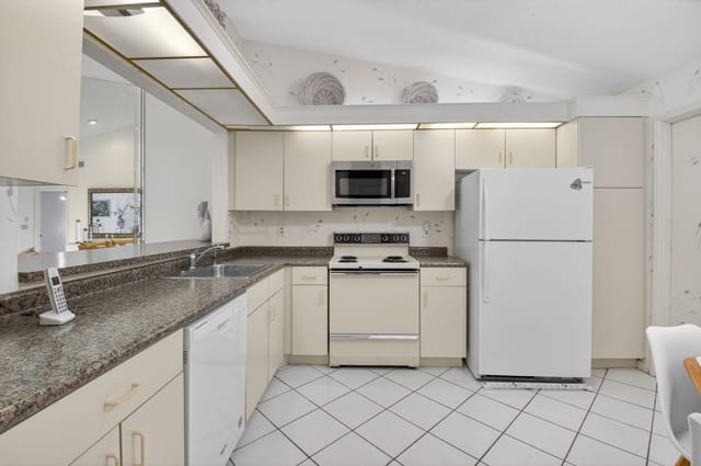 KITCHEN ON RIGHT UPON ENTRY