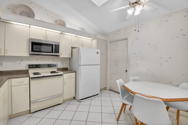 EAT IN KITCHEN