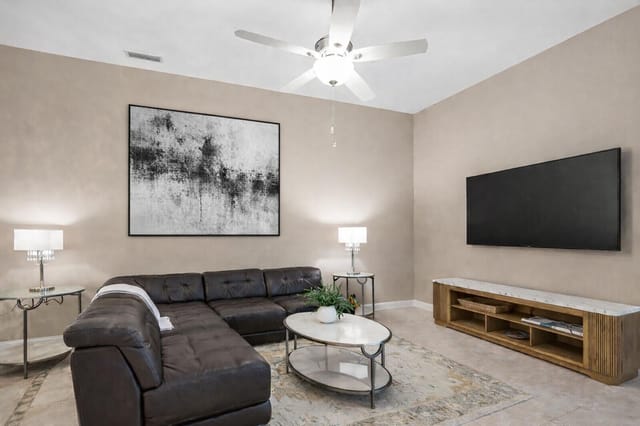 6236 Modern living room with abstract ar