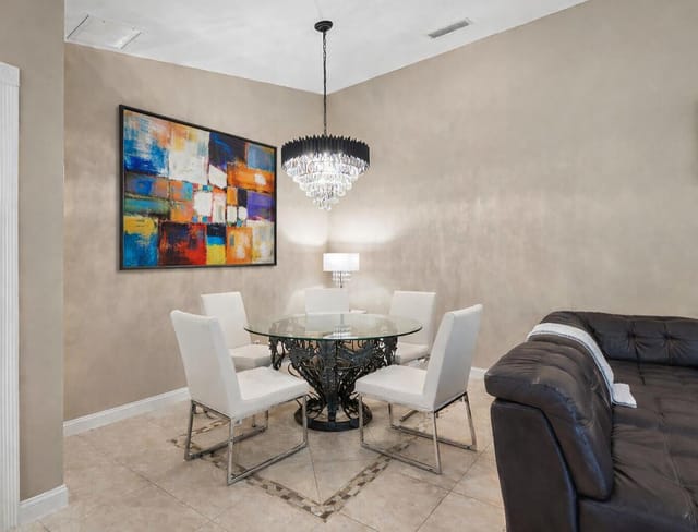 6236 Elegant dining corner with chandeli