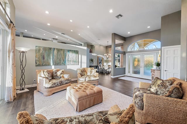 Living & Foyer