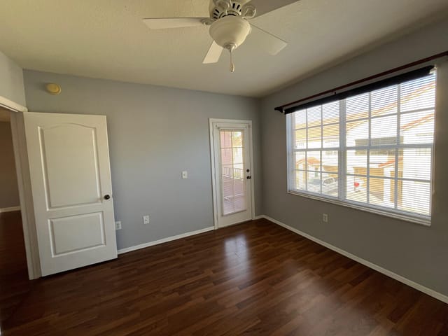 Bedroom : access to balcony