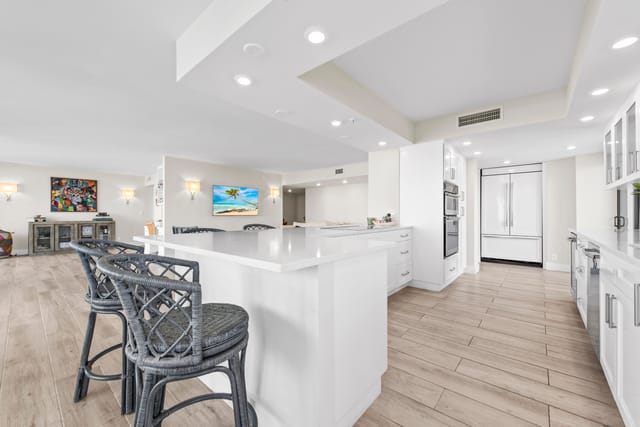 Eat in Kitchen/Bar