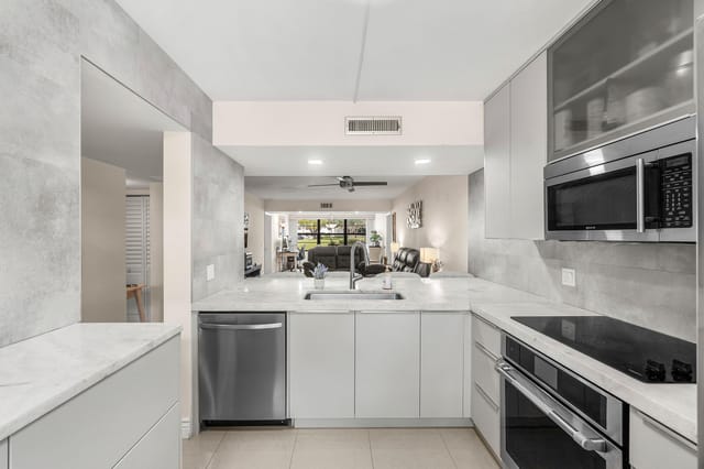 010-6049BalboaCircle-103-BocaRaton-FL-33