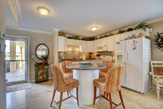 Entry, Breakfast Area & Kitchen