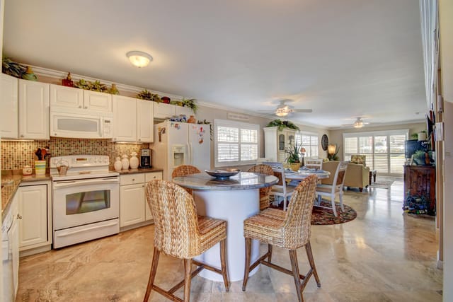 Kitchen & Breakfast Table