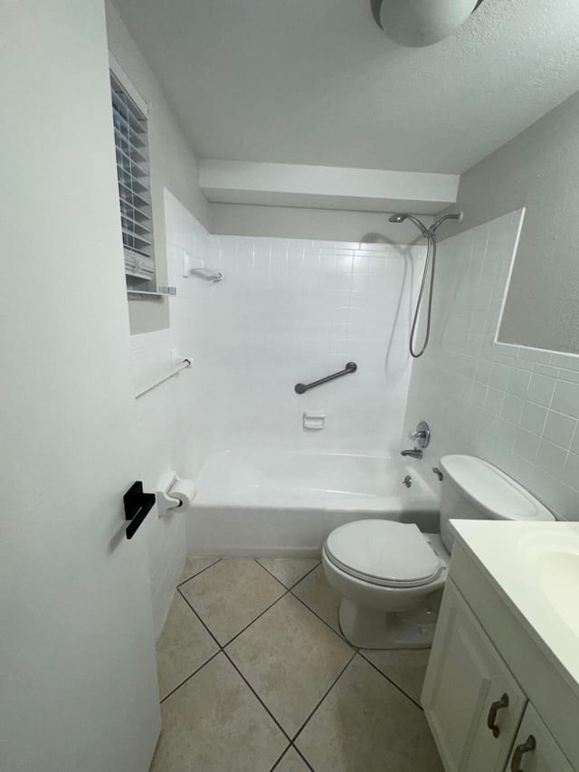 Bathroom with Tub/ Shower