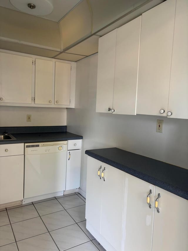 KITCHEN COUNTER