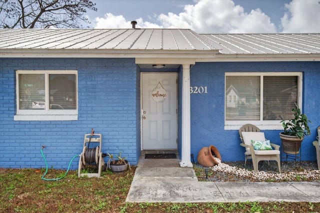 Front Exterior Walkup.jpg-SMALL