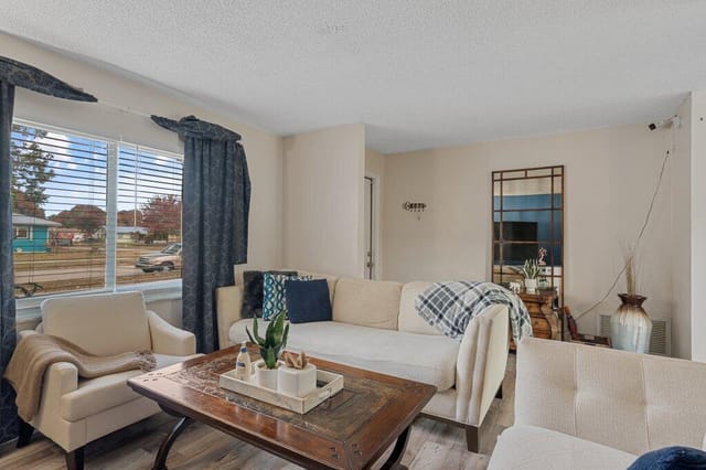 Living Room to Foyer.jpg-SMALL