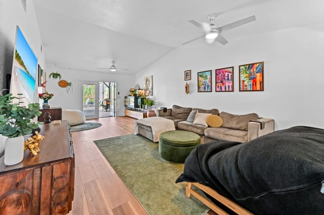 07 Living Room 01