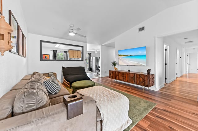 09 Living Room 03