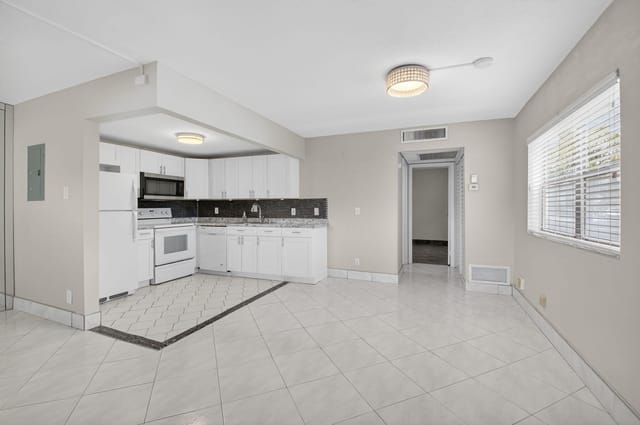 DINING / KITCHEN