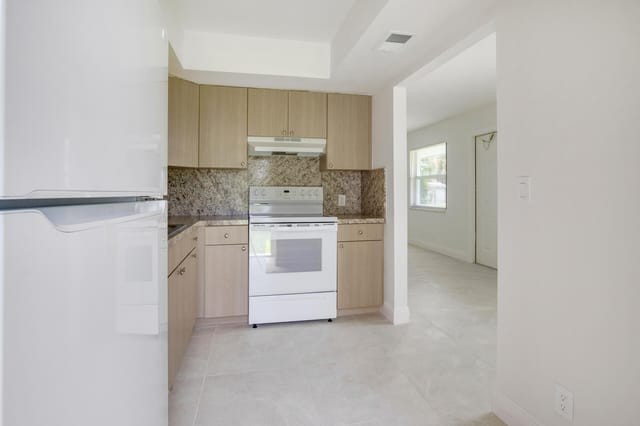 10 Kitchen 1