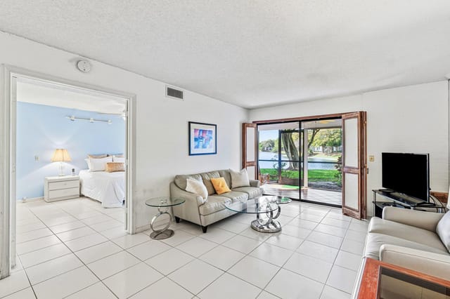 009-5380CedarLakeDrive-102-BoyntonBeach-