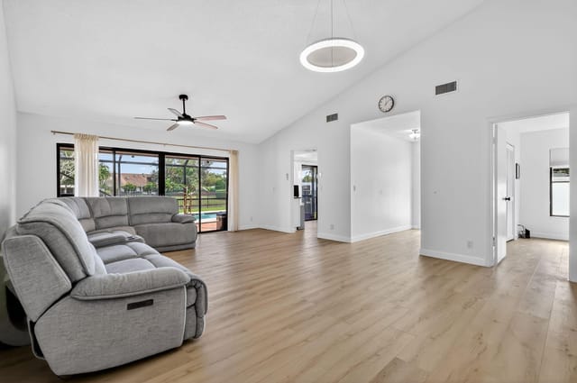 Living Room : Dining Room : Entrance