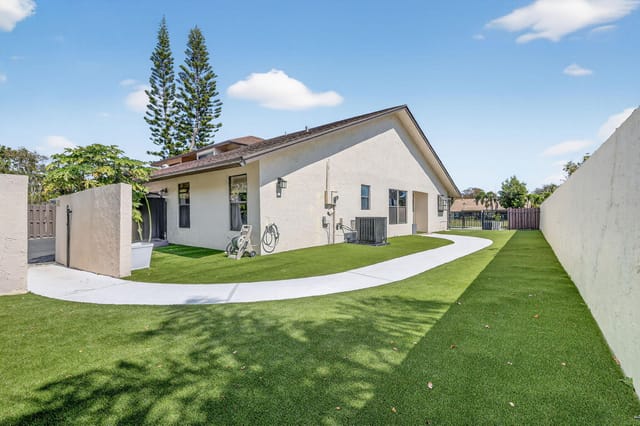 Enrance Yard - 293 SW 28th Ave. Delra