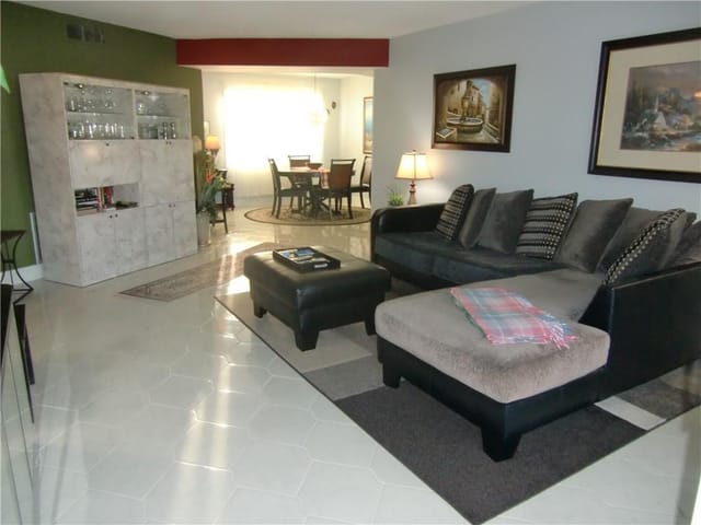 4401 NW 41 Street 404, Lauderdale Lakes, FL 33319