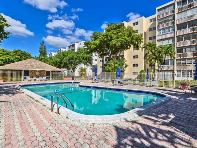 1001 NE 14th Avenue 303, Hallandale Beach, FL 33009