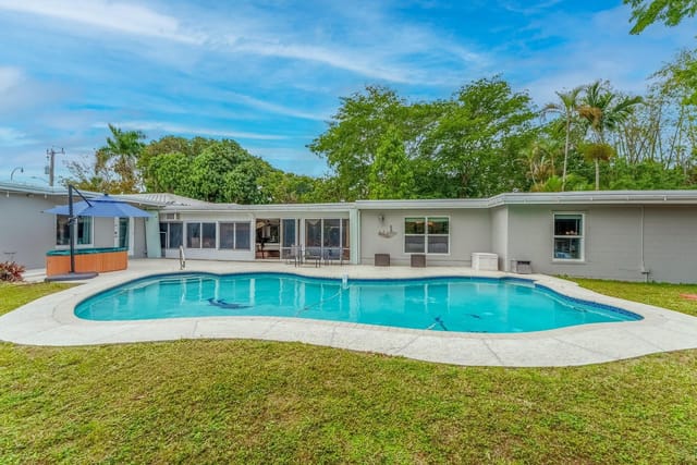5541 W Broward Boulevard, Plantation, FL 33317