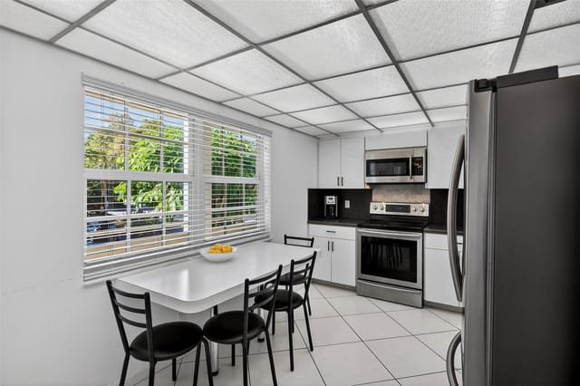 eat-in kitchen