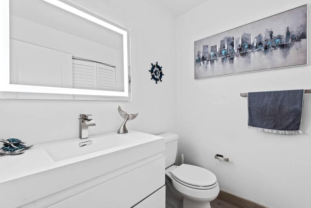 Half bathroom first floor
